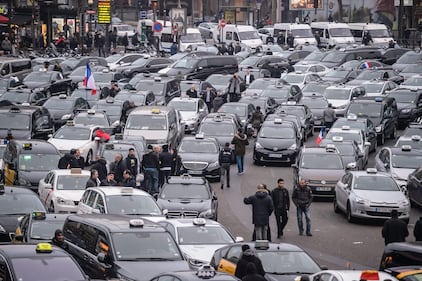 Guerriglia a Parigi contro Uber 2