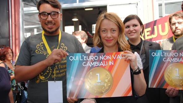 Roma, al via la tre giorni di Fdi Meloni: "Qui non usiamo l'euro"