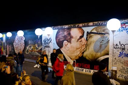 Palloncini luminosi lungo il Muro di Berlino 23