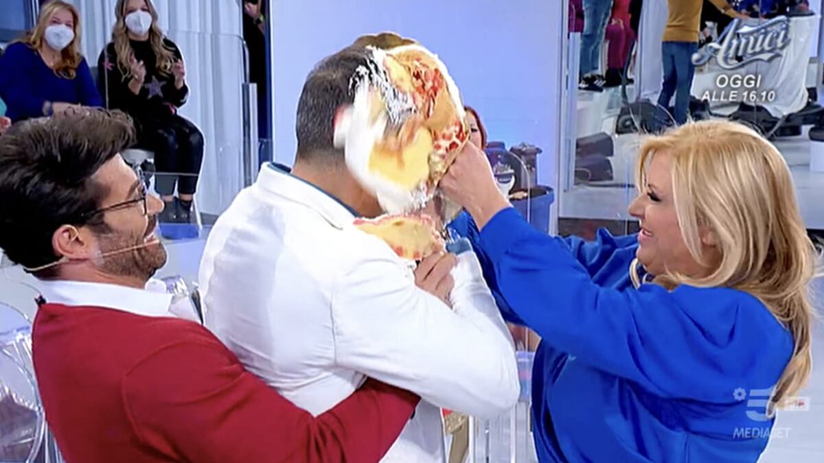 La lite in studio poi la torta in faccia. Delirio a Uomini e donne