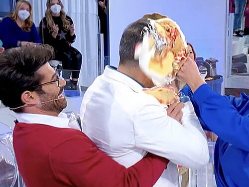 La lite in studio poi la torta in faccia. Delirio a Uomini e donne