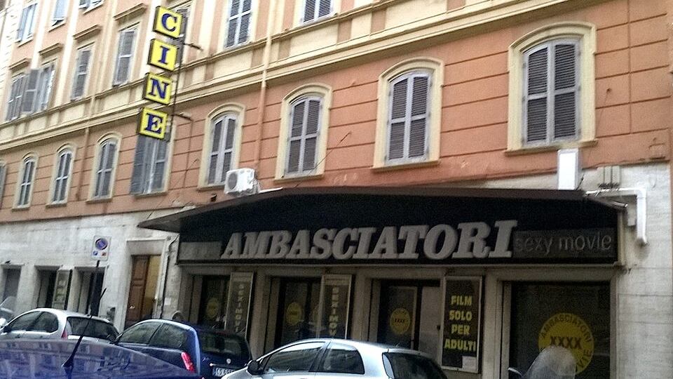 Cinema Ambasciatori, l'ultima sala a "luci rosse" di Roma