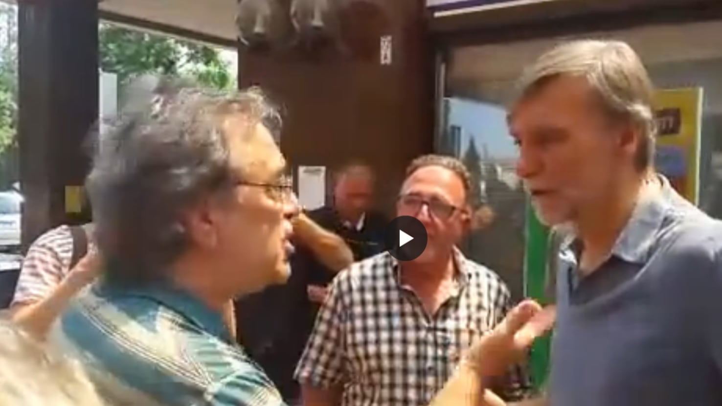 Delrio contestato al banchetto: "Tu e il c.. di Renzi nominati"