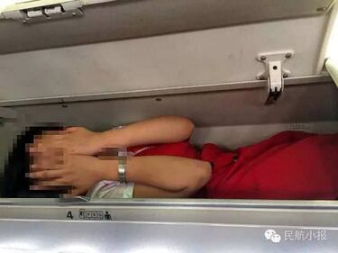 Nonnismo in volo: hostess chiuse nelle cappelliere degli aerei 2