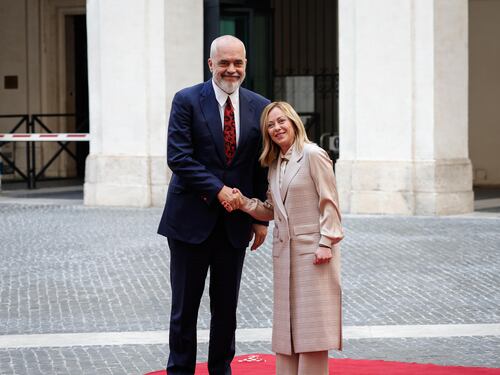 Meloni mette all'asta i doni di rappresentanza: ecco la lista dei regali ricevuti dalla premier