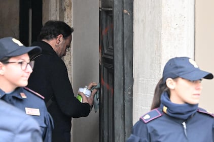 Raid vandalico contro Palazzo Chigi: la scritta rossa sul portone 2