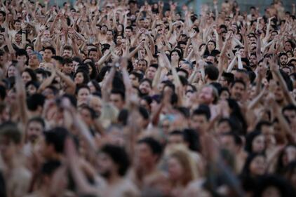 Bogotà, 6mila nudi in piazza: in posa per Tunick 17