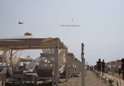 Aereo con uno striscione pro-Berlusconi nel cielo lucchese 8
