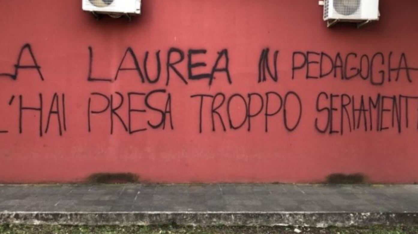 Love story con lo studente. La chat inguaia la preside