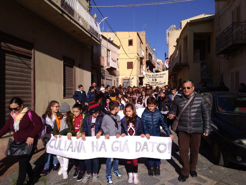 Agrigento, il paese in piazza contro il centro d'accoglienza 2