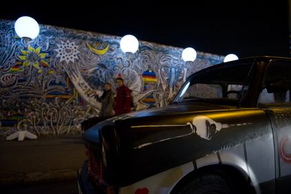 Palloncini luminosi lungo il Muro di Berlino 8