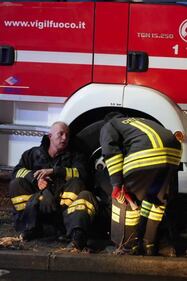 Bus sfonda la recinzione del cavalcavia, precipita sui cavi dell'elettricità e prende fuoco. Vittime e tantissimi feriti 4