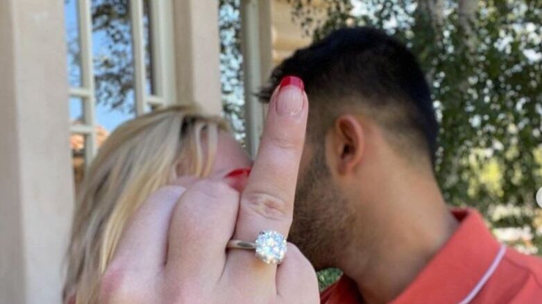 "Mi sposo", poi l'addio ai social. Cosa sta succedendo a Britney Spears