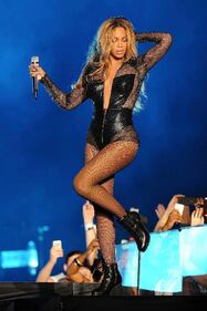 Beyonce a New York, jeans strappati e curve mozzafiato 18