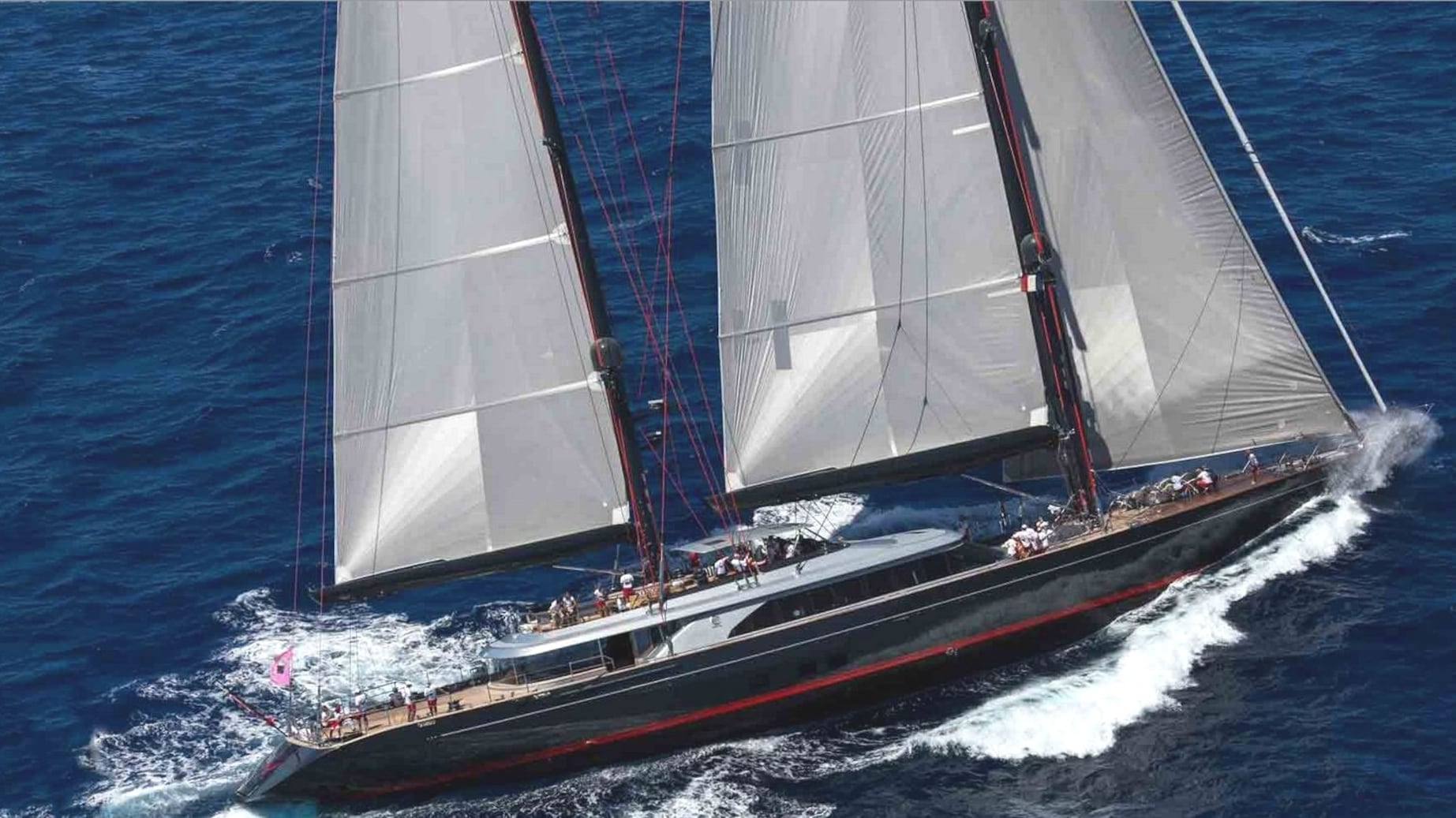 Viareggio, il salone nautico anima la Versilia: design, arte, moda e cucina stellata