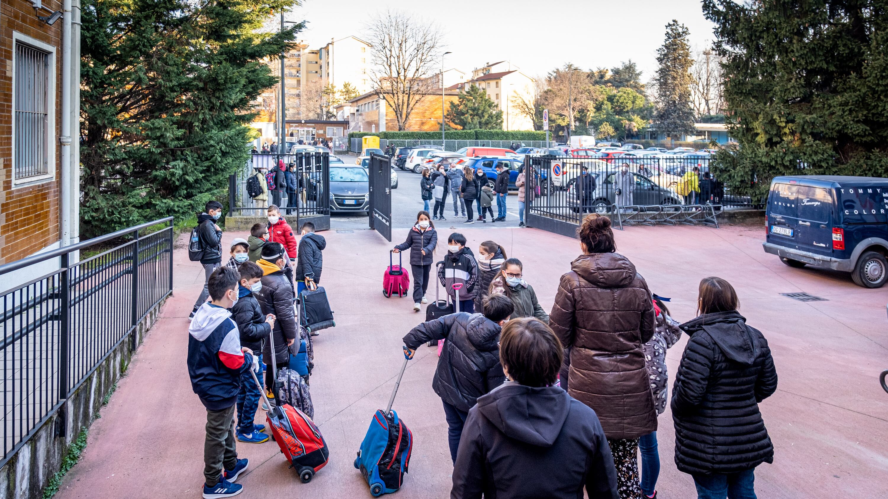 Scuole verso la chiusura: da lunedì 6 milioni in Dad. In classe solo in 5 Regioni