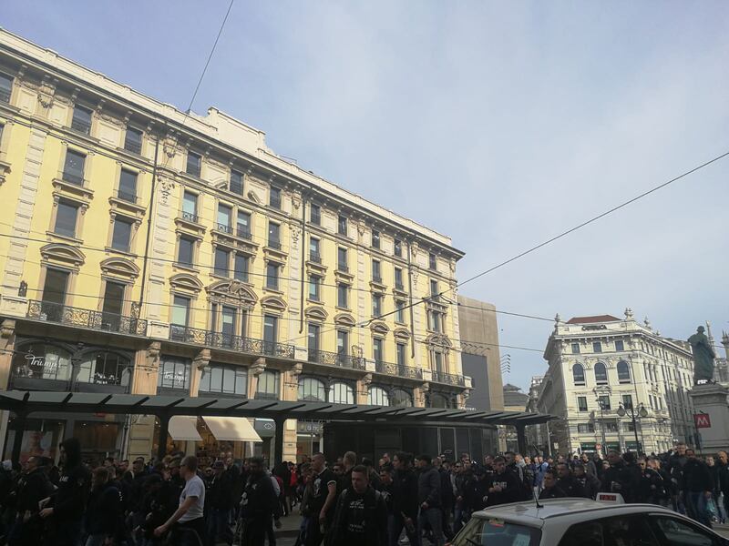 Milano, birra a fiumi per i tifosi tedeschi dell'Eintracht 7