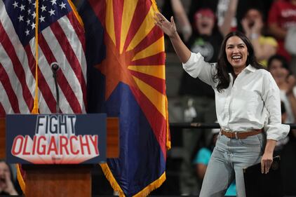  Alexandria Ocasio-Cortez e Bernie Sanders e i rally contro gli oligarchi 9