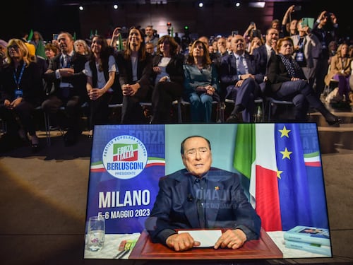 "Un padre, un fratello, un amico". Le reazioni al video messaggio di Berlusconi