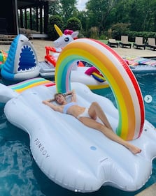 Miley Cyrus sexy in piscina 4