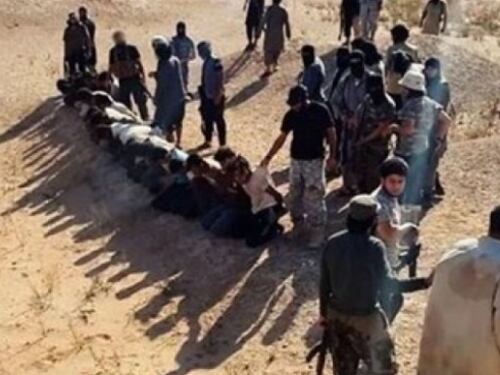 Nuovo orrore dell'Isis: crocifissi 8 giovani a Raqqa