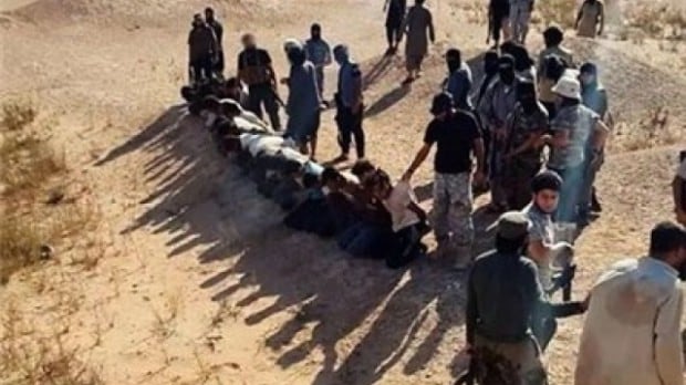 Nuovo orrore dell'Isis: crocifissi 8 giovani a Raqqa