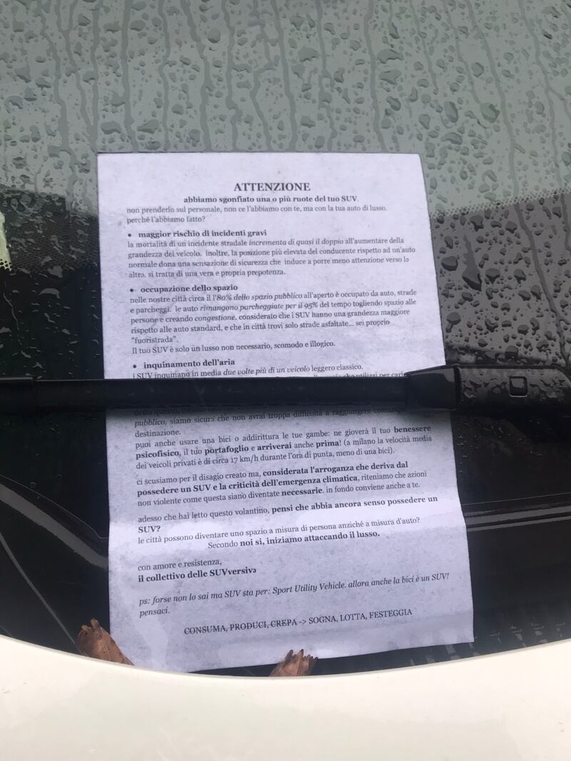 Ecco i suv con le gomme tagliate e i volantini degli eco-attivisti 1
