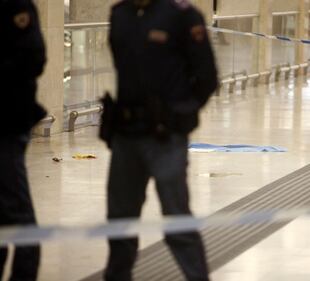 Milano, accoltellati un poliziotto e un militare 10