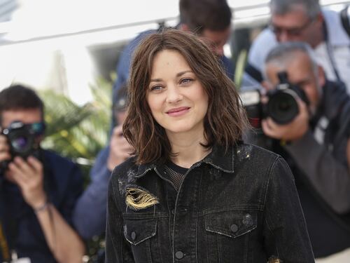 Marion Cotillard fetish al Festival di Cannes tra jeans e borchie ai tacchi