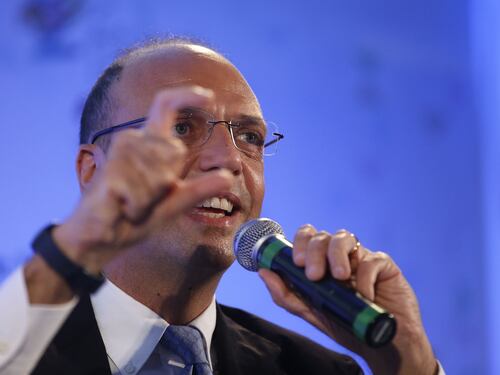 L'ultima di Alfano: "Coi migranti a Lampedusa cresce il turismo"