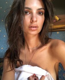 Emily Ratajkovski: lato b e topless ai tropici 10