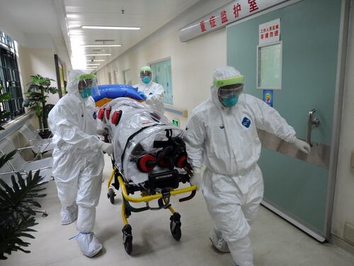 Ebola, medico in quarantena torna in Italia dall'Africa ma prende il treno per Aosta