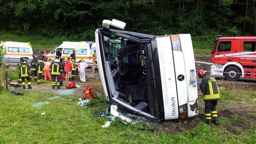 Bus carico di bimbi si ribalta Decine di feriti, tre sono gravi