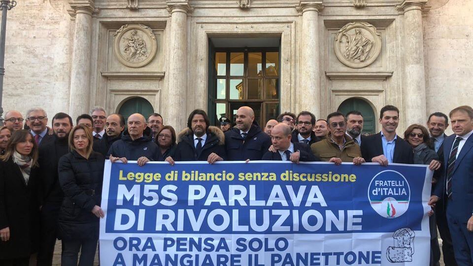 Manovra, FdI impallina il M5S: "Pensano solo al panettone..."