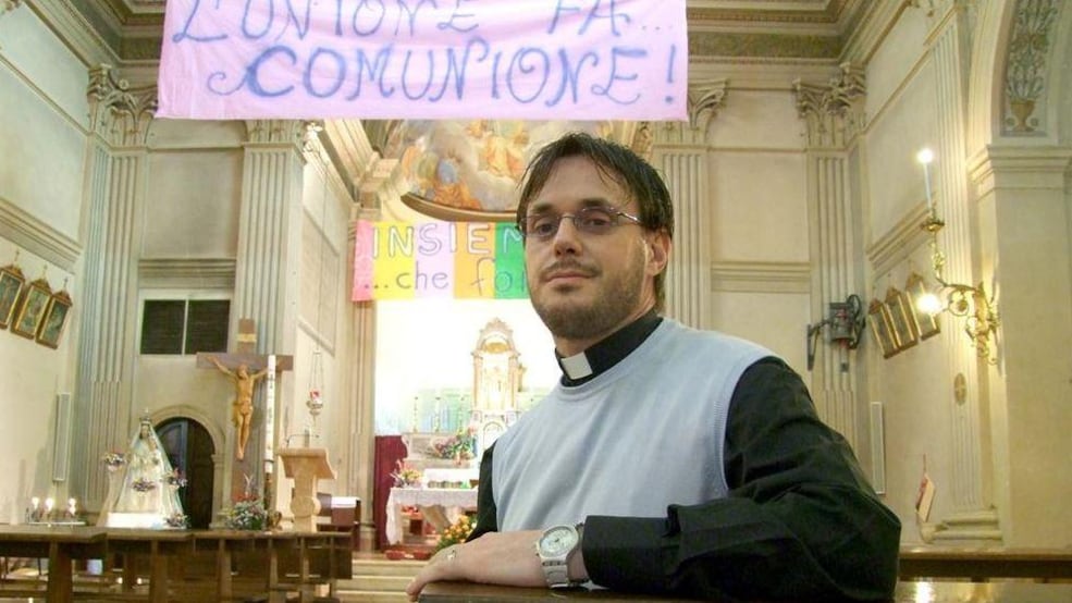 Il prete gay celebra messa: "Il Vangelo non condanna l'omosessualità"