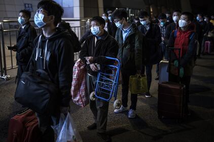 A Wuhan finisce il lockdown: la fila in stazione 3
