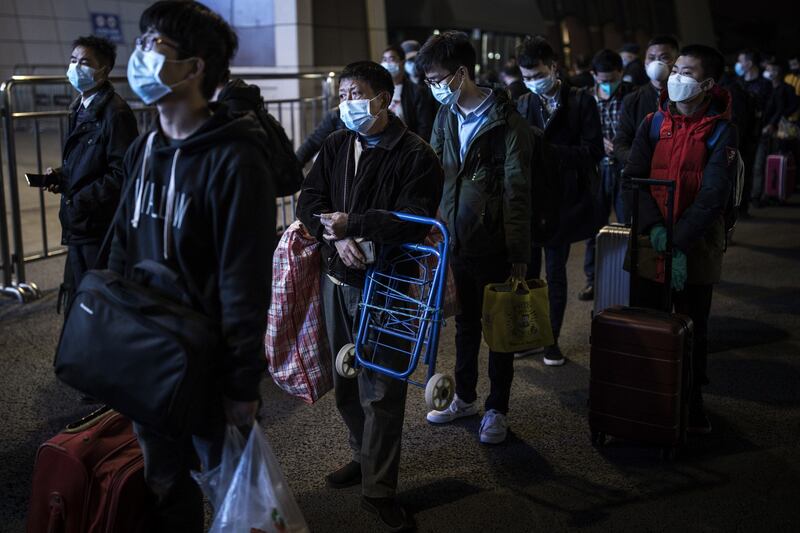 A Wuhan finisce il lockdown: la fila in stazione 3