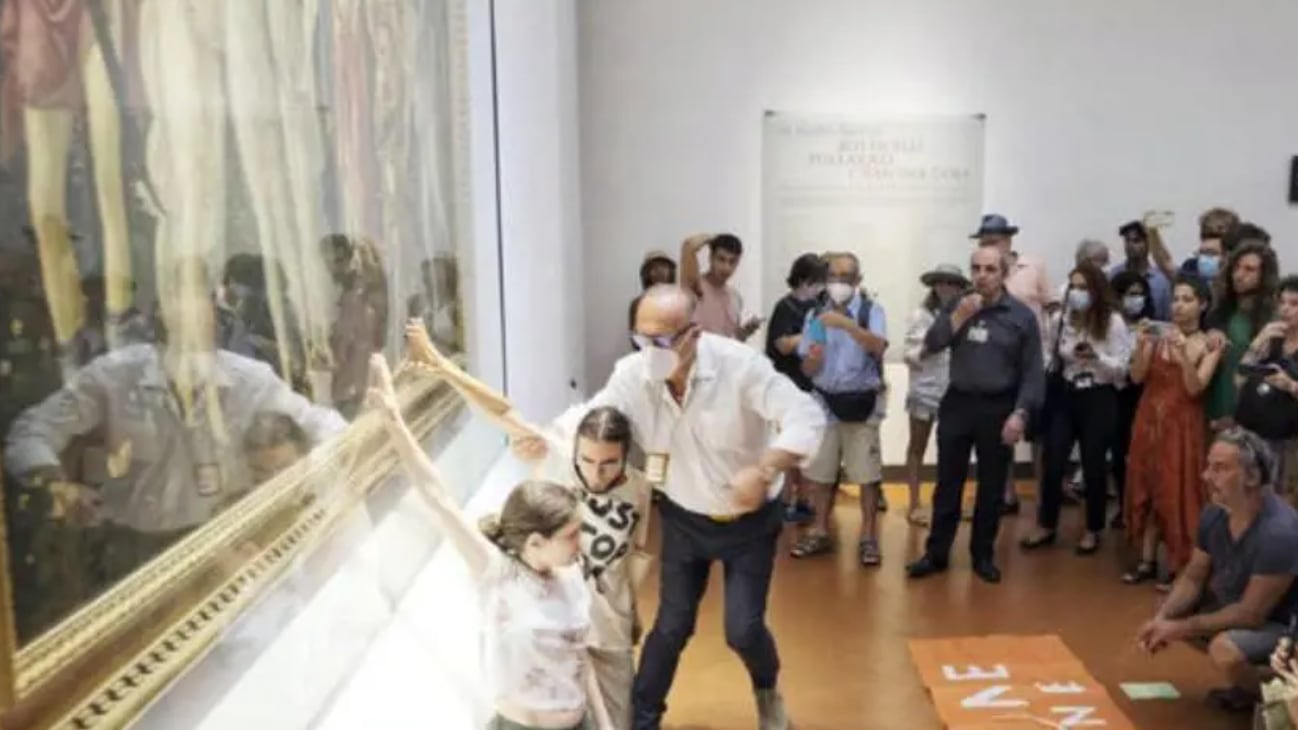 L'assist del giudice agli eco-vandali. "Il blitz agli Uffizi? Non è un reato"