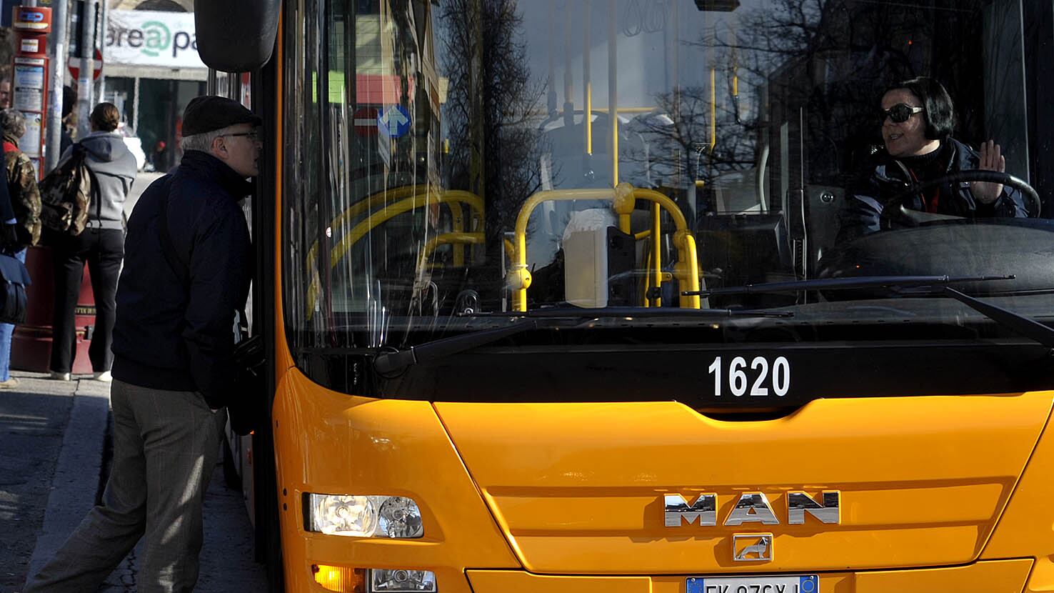 Niente resto per il biglietto: autista di bus lascia a terra un migrante