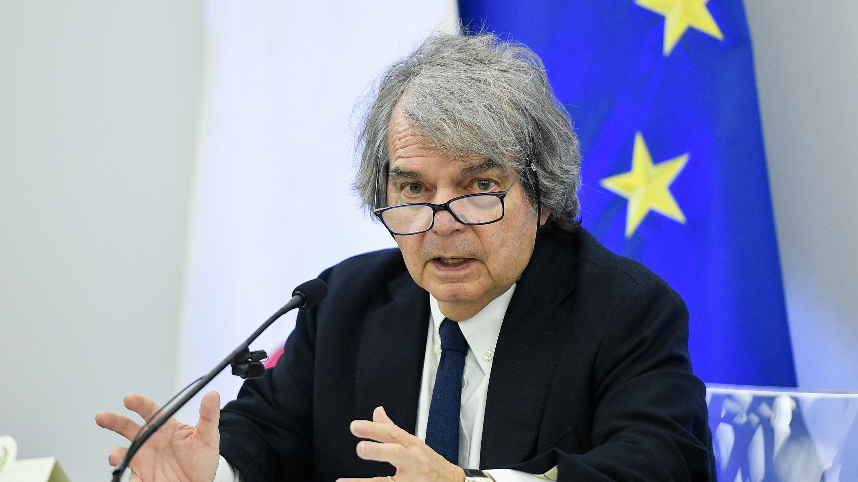 "L'Italia tifi per Macron: il nostro miglior garante"