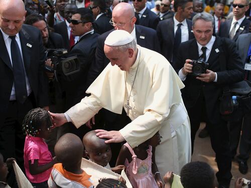 Il Papa apre la Porta santa. Inizia il "Giubileo africano"