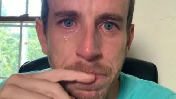 Il Ceo posta il selfie in cui piange ma viene ricoperto da insulti