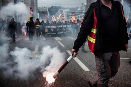 Francia, cortei a Parigi contro riforma trasporti 8