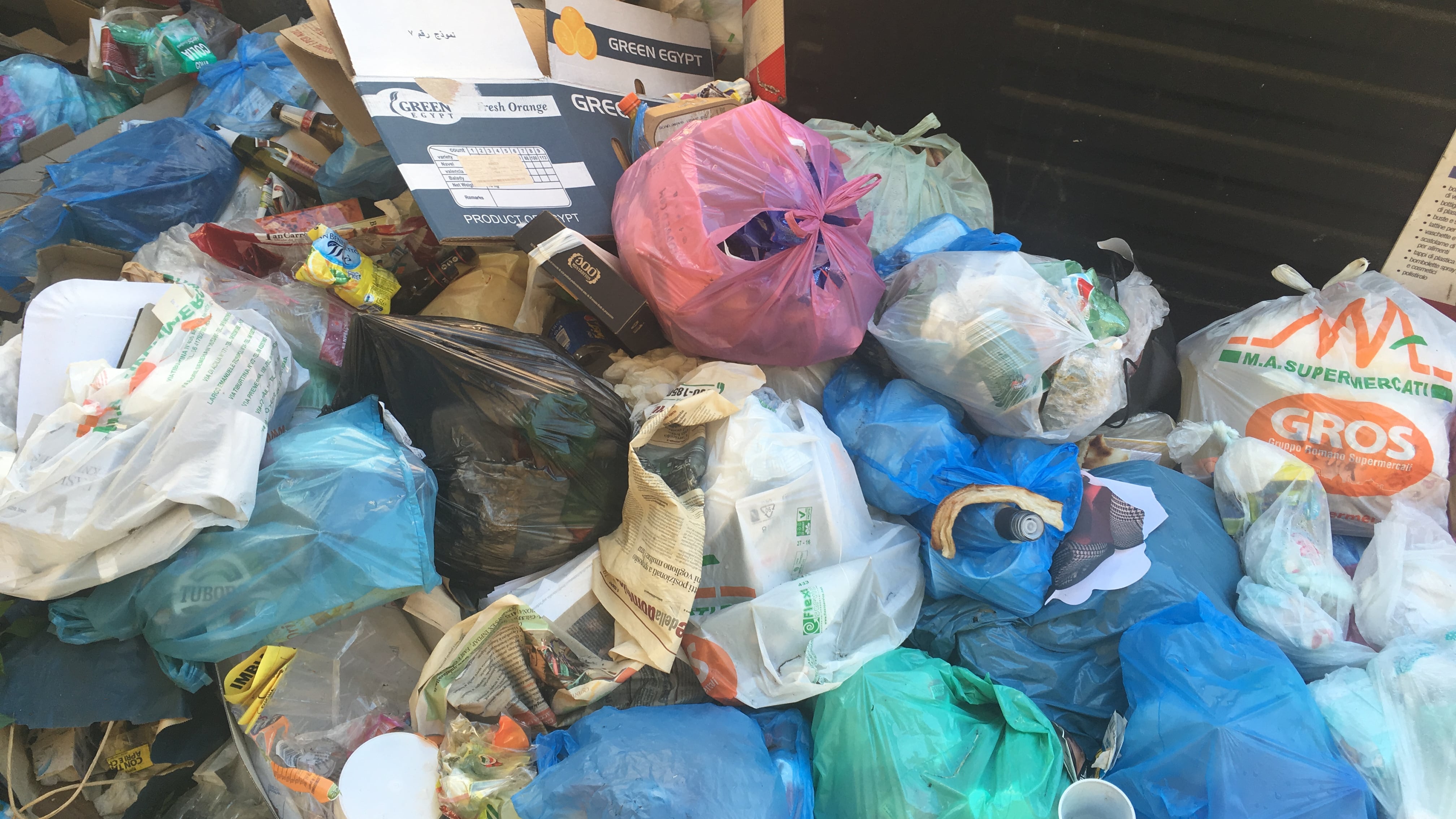 Getta i rifiuti dal finestrino. Sindaco glieli riporta a casa