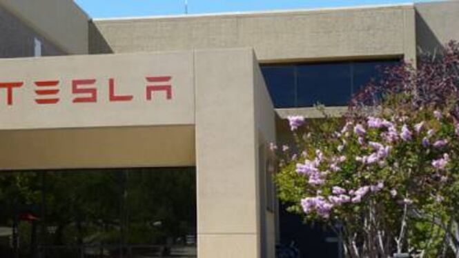 Nuovi guai per Tesla: i pannelli solari si incendiano e Walmart fa causa