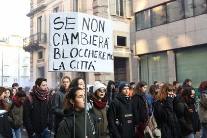 "Salvini ghigliottina", la violenza degli studenti contro la Lega 5