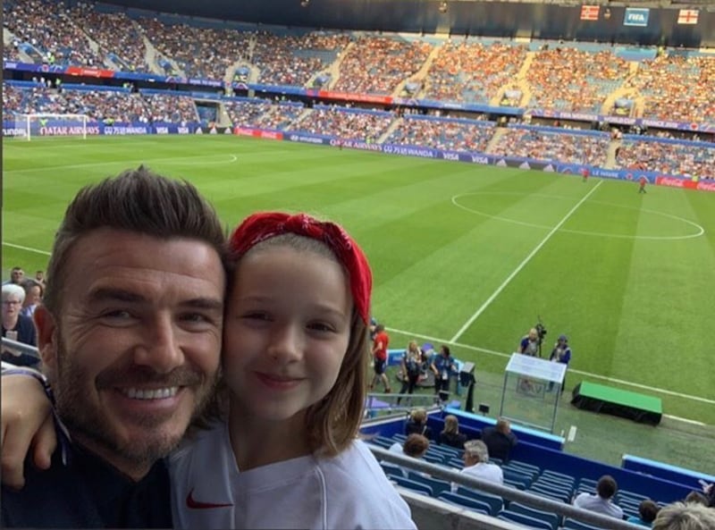 David Beckham attaccato da stampa, tv e social per aver baciato sua figlia 6