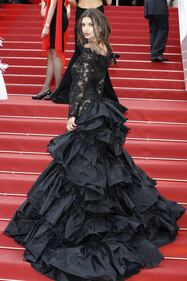 Emily Ratajkowski, l'abito di pizzo nero che incanta Cannes 12