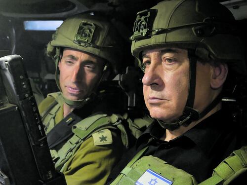 Ostaggi, armi, negoziati. Netanyahu cerca la sponda degli Stati Uniti