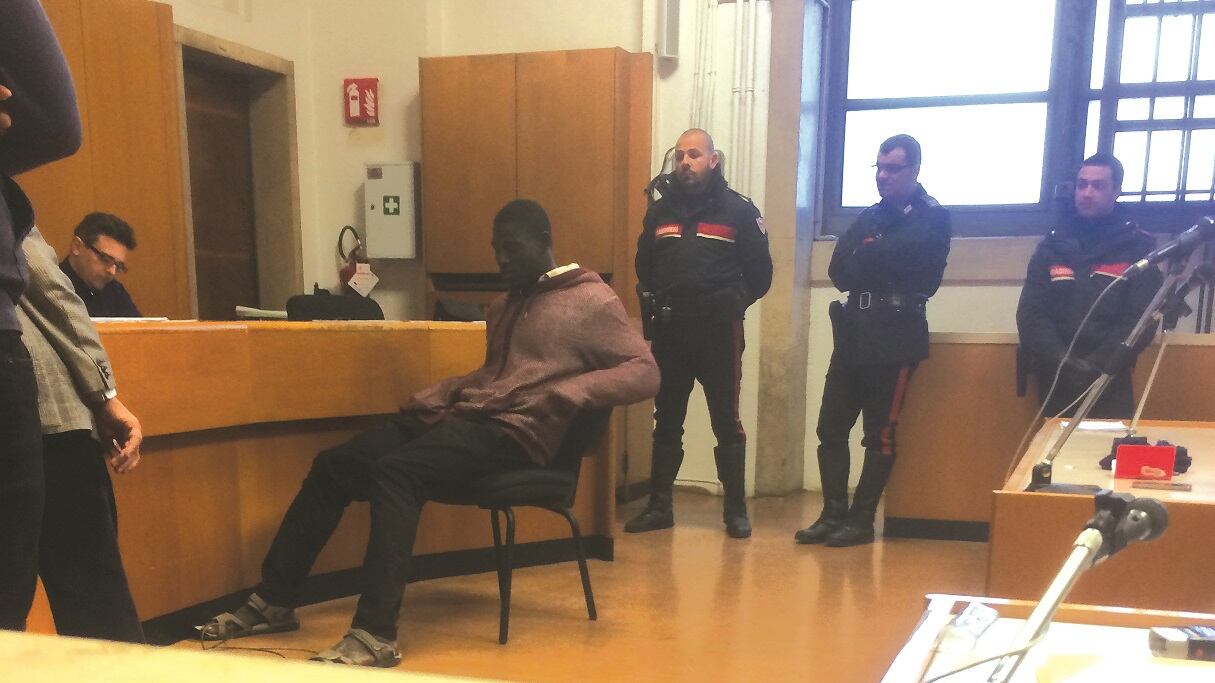Mamadou in tribunale tra follia e rabbia: "Il mio difensore è Dio"